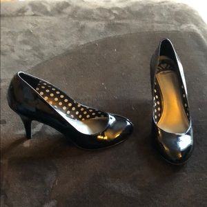 Fergalicious women’s round toe heel